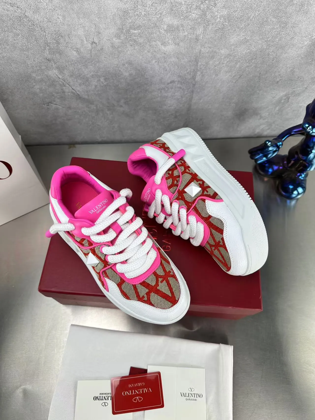 👟👟Ex-factory price 640👟👟 🔺Valentino🔺Valentino new casual shoes 2023 latest model hot style for catwalk couples, thick shoelaces, the same style as Elsa Hosk, Zhang Yixing, Guan Xiaotong and many other stars 🔥 Top version + lasting process, full oil edge on the upper. Fabric: Customized cowhide + cowhide lining with breathable mesh. Outsole: original molded TPU thickened outsole. Size for women is 35-40. Men’s size is 39-45.